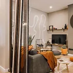 Nejam - 2 Bedrooms And Terrace In Lapa Lisbona